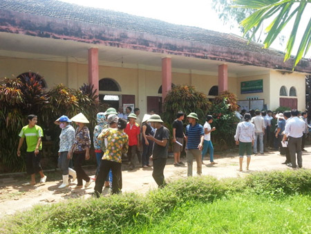 [-]Hội[-]trường[-]không[-]đủ[-]chỗ,[-]nhiều[-]cử[-]tri[-]xã[-]Yên[-]lâm[-]phải[-]đứng[-]ở[-]ngoài[-]để[-]lắng[-]nghe[-]buổi[-]tiếp[-]xúc[-]cử[-]tri.